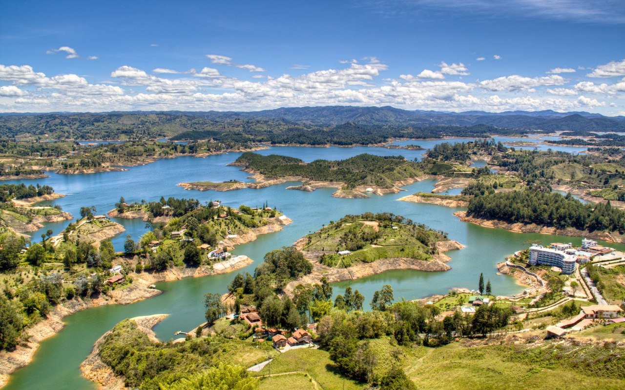 Les lacs de Guatapé en Colombie près de Medellin